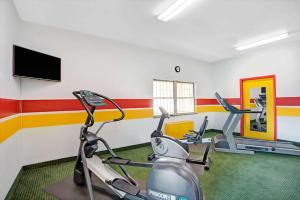 Gimnasio o instalaciones de fitness de Days Inn by Wyndham Arlington/Washington DC