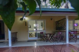 A balcony or terrace at Kookaburra Motel Yungaburra