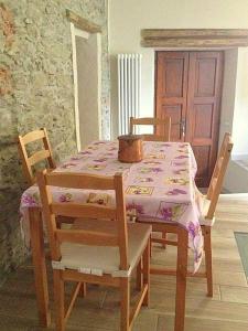 una mesa y sillas con un mantel sobre una mesa en La Giazzera, en Dervio