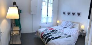 ヴィトリー・シュル・セーヌにあるMaison Bernadette - Rez-de-chausséeのベッドルーム1室(ベッド1台、シマウマの毛布付)