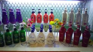 un grupo de botellas en un estante en un refrigerador en Hotel Green Hill, en Fukaya