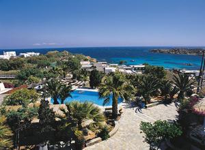 einem Luftblick auf ein Resort mit Pool und Meer in der Unterkunft Zephyros in Strand Paraga