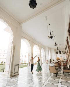 Επισκέπτες που μένουν στο The Raj Palace (Small Luxury Hotels of the World)
