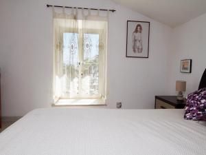 ミラッツォにあるIl Covo sul portoのベッドルーム(ベッド1台、窓付)