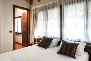 A bed or beds in a room at Country Hotel Castelbarco