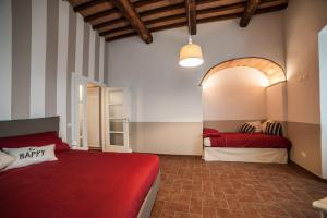 a bedroom with two beds and an arched doorway at La dimora nel Castello in Collevalenza