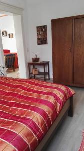Schlafzimmer mit einem Bett und einem Holzschrank in der Unterkunft Heine Apartment-Friedegerns Fewo in Schierke