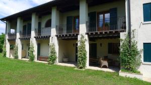a building with ivy on the side of it at La Casa di Campagna in Spresiano