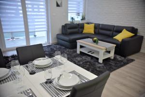 a living room with a table and a couch at Apartamenty Platan Opieszyn 2 in Września