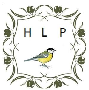 un pájaro sentado frente a una letra h en La Pierrerie, en Grimaud