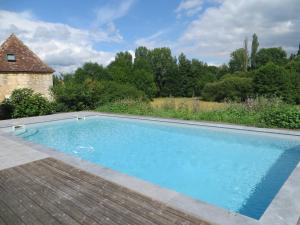 The swimming pool at or close to Les jardins de Peychenval