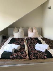 dos camas sentadas una al lado de la otra con almohadas en Luxus Residenz Königstein, en Königstein im Taunus