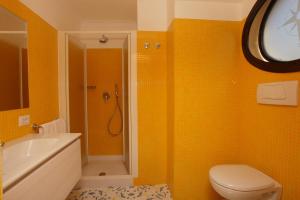 サンタニェッロにあるCasa Pozzilloのバスルーム(シャワー、トイレ、シンク付)