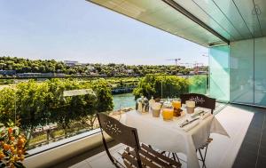 Vue sur Seine Musicale的阳台或露台