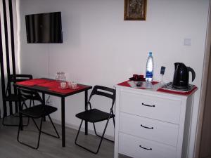 ウストカにあるWilla Oliwiaのテーブル、小さなテーブル、椅子が備わる客室です。