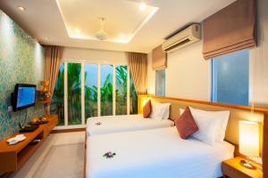 Ein Bett oder Betten in einem Zimmer der Unterkunft Apsara Beachfront Resort & Villa - SHA Extra Plus