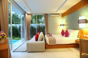 Ein Bett oder Betten in einem Zimmer der Unterkunft Apsara Beachfront Resort & Villa - SHA Extra Plus