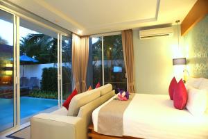 Ein Bett oder Betten in einem Zimmer der Unterkunft Apsara Beachfront Resort & Villa - SHA Extra Plus