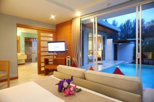 Der Swimmingpool an oder in der Nähe von Apsara Beachfront Resort & Villa - SHA Extra Plus