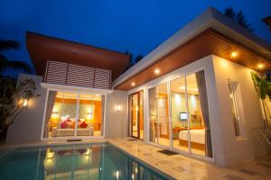 Der Swimmingpool an oder in der Nähe von Apsara Beachfront Resort & Villa - SHA Extra Plus