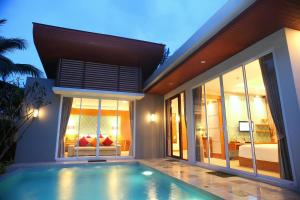 Der Swimmingpool an oder in der Nähe von Apsara Beachfront Resort & Villa - SHA Extra Plus