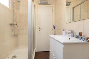 une salle de bains avec douche, lavabo et miroir dans l'établissement Two bedroom Sunny Suite, à Dubrovnik 36 autres photos