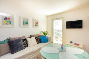 un salon avec un canapé et une table dans l'établissement Two bedroom Sunny Suite, à Dubrovnik