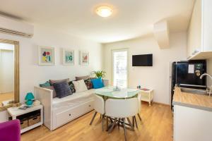 un salon avec un canapé et une table dans l'établissement Two bedroom Sunny Suite, à Dubrovnik
