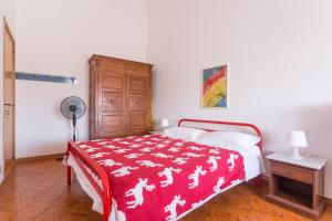 プトゥツ・イドゥにあるAppartamento Con Terrazza Sul Mareのベッドルーム1室(ベッド1台、赤と白の毛布付)