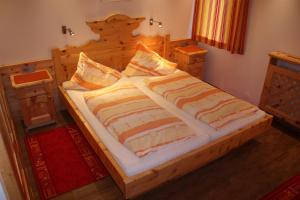 Postel nebo postele na pokoji v ubytování Gasthof Gosausee