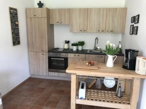 uma cozinha com armários de madeira e uma bancada em Ferienwohnung Gruber-Hansen em Kaltenbach