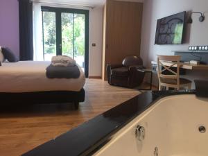 Postel nebo postele na pokoji v ubytování Hôtel Ile de Ré