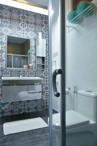 La salle de bains est pourvue de toilettes, d'un lavabo et d'un miroir. dans l'établissement Veli Vilaa, à Dhiffushi