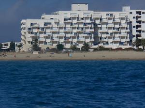 ル・バルカレスにあるLydia Playaの海岸の大きな建物