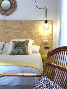 1 dormitorio con cama, banco y lámpara en Cortijo El Pozuelo, en Tarifa