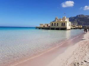 vistas a una playa con un edificio en el agua en Villa Maria, en Mondello