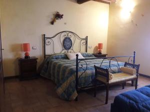 een slaapkamer met een bed en een stoel bij Affittacamere da Laura Silvi in Orvieto