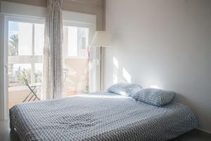コスタ・デ・アンティグアにあるFuerteventura Parkの窓付きのベッドルームに枕2つ付きのベッド1台が備わります。