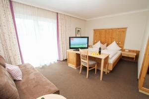Televízia a/alebo spoločenská miestnosť v ubytovaní ARBOR Hotel & Apartments