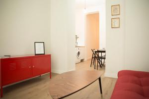 soggiorno con armadio rosso e tavolo di MEZZANINe GREEN a Madrid