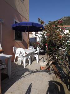 波蒙太的住宿－Appartamento Il Girasole，庭院里配有桌椅和遮阳伞