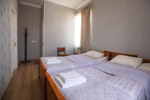 um quarto com duas camas e uma janela em Gogi Dvalishvili Wine Cellar em Gori