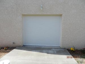 a garage with a roll up garage door at location vacances in Linguizzetta