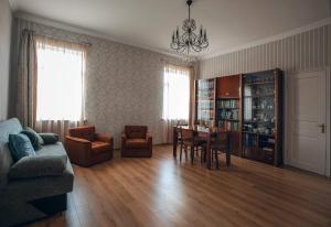 Gogi Dvalishvili Wine Cellar في غوري: غرفة معيشة مع أريكة وطاولة وكراسي
