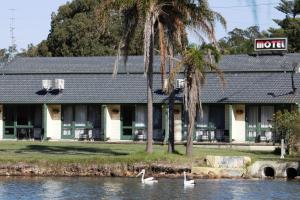 Gallery image of Hibiscus Lakeside Motel in Budgewoi