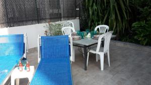 una mesa y sillas junto a una piscina en Alassio Mare e non Solo, en Alassio