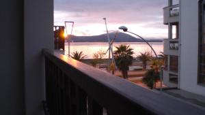 un balcone con vista sull'oceano da un edificio di Bogamarì ad Alghero