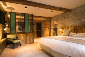 Säng eller sängar i ett rum på Hotel Victoria - Maison Caerdinael