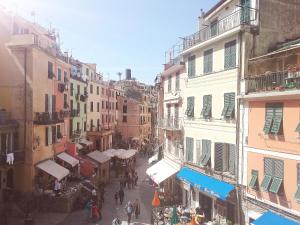 una vista aérea de una calle de la ciudad con edificios en Vintage Apartment, en Vernazza