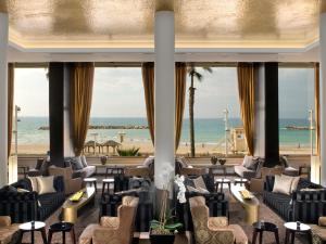 A restaurant or other place to eat at Dan Tel Aviv Hotel